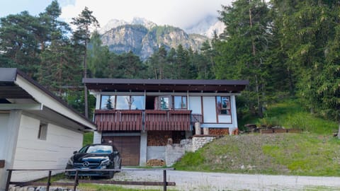 Property building, Spring, Day, Natural landscape, Mountain view, Parking