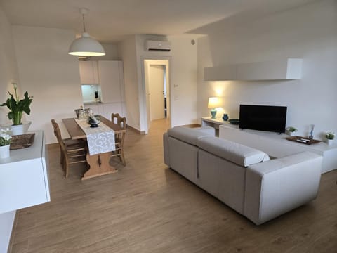 Communal lounge/ TV room, TV and multimedia, Kitchen or kitchenette, Living room, Photo of the whole room, Seating area, Dining area, Evening entertainment, air conditioner