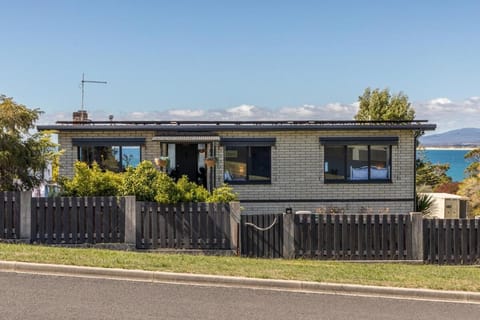 Mermaid Bay Retreat House in Bridport