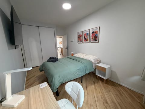 Bed, TV and multimedia, Photo of the whole room, Bedroom