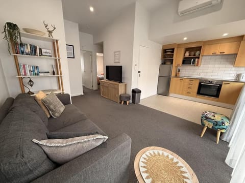 Communal lounge/ TV room, TV and multimedia, Kitchen or kitchenette, Living room, Photo of the whole room, Seating area, Dining area, Evening entertainment, air conditioner