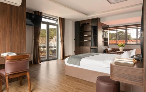 Bed, TV and multimedia, View (from property/room), Balcony/Terrace, Photo of the whole room, Bedroom, air conditioner