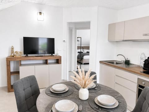TV and multimedia, Kitchen or kitchenette, Living room