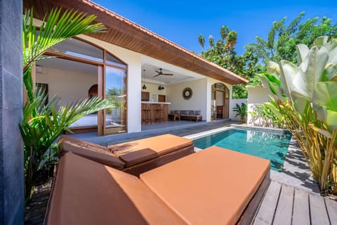 Property building, Pool view, Swimming pool, Swimming pool, sunbed