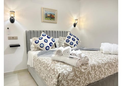 Bedroom, towels