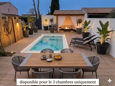 Dining area, Pool view, Swimming pool
