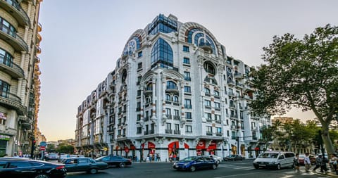 Property building, Facade/entrance, Balcony/Terrace, City view, Street view, Location, Parking