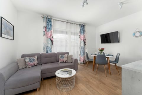 TV and multimedia, Living room, Seating area, Evening entertainment