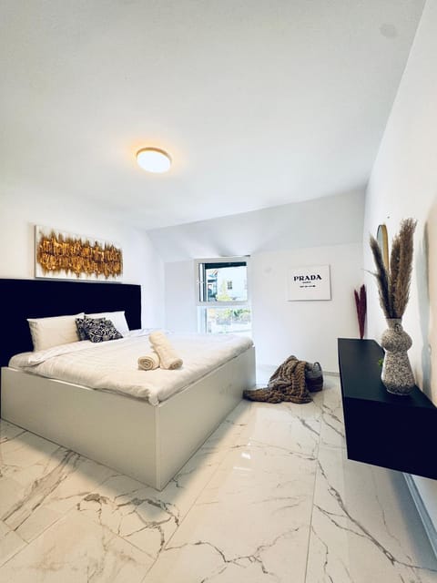 Property building, Bed, Bedroom, towels