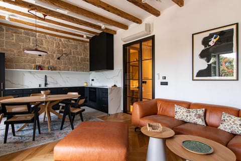 Kitchen or kitchenette, Living room, Seating area, Dining area
