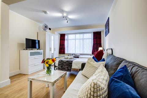 Bed, TV and multimedia, View (from property/room), Living room, Seating area, Bedroom, furniture