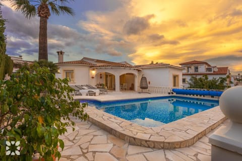 Property building, Day, Natural landscape, Pool view, Swimming pool, sunbed