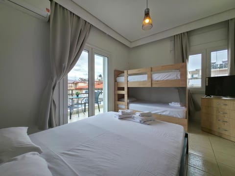 Bed, TV and multimedia, Bedroom, towels