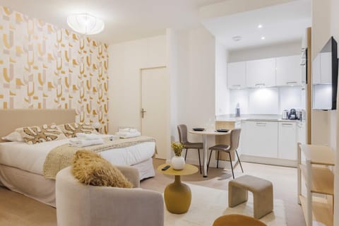 Bed, Kitchen or kitchenette, Living room, Photo of the whole room, Seating area, Dining area