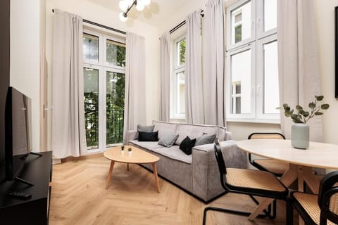 Property building, TV and multimedia, Balcony/Terrace, Living room, Seating area, heating, internet