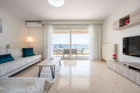 Bed, Natural landscape, TV and multimedia, Living room, Photo of the whole room, Seating area, Evening entertainment, Sea view, internet, air conditioner