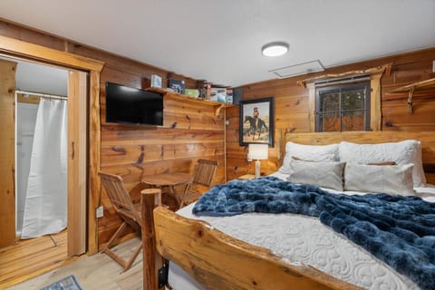 Bed, TV and multimedia, Bedroom