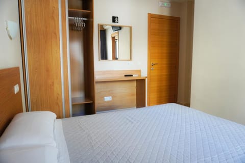 Bed, Photo of the whole room, Decorative detail, Bedroom, wardrobe