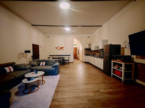 TV and multimedia, Kitchen or kitchenette, Living room, Seating area