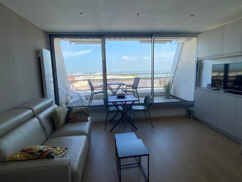View (from property/room), Balcony/Terrace, Living room
