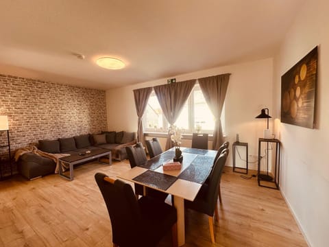 TV and multimedia, Living room, Seating area, Dining area