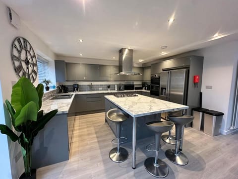 Kitchen or kitchenette, Dining area, stove
