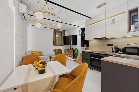 Kitchen or kitchenette, Living room, Seating area, Dining area, oven, stove
