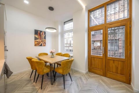 Seating area, Dining area