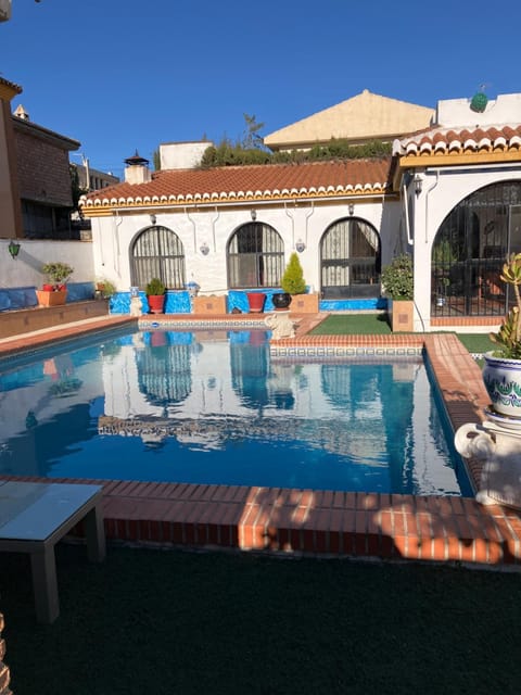 Property building, Patio, Day, Pool view, Swimming pool, sunbed