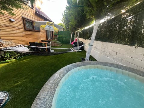 Garden, Hot Tub