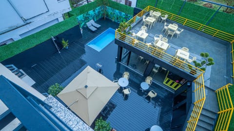 Restaurant/places to eat, Lounge or bar, Seating area, Swimming pool