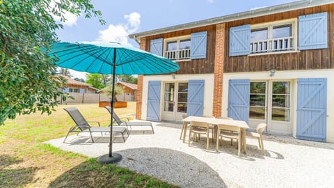 Property building, Garden, Dining area, Garden view, sunbed