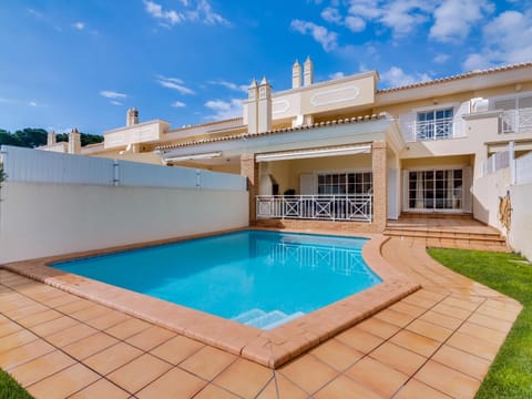 Property building, Pool view, Swimming pool, sunbed