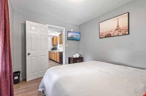 Serenity 3BD Home Free Parking&Wine Oversized Yard House in Burbank