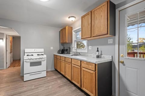 Serenity 3BD Home Free Parking&Wine Oversized Yard House in Burbank