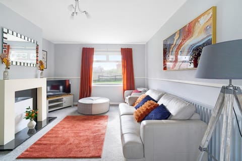 Communal lounge/ TV room, TV and multimedia, Living room, Seating area, Evening entertainment