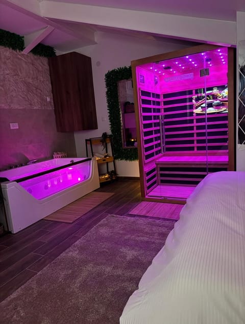 Hot Tub, Sauna, Bedroom