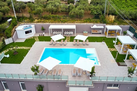 Swimming pool, sunbed