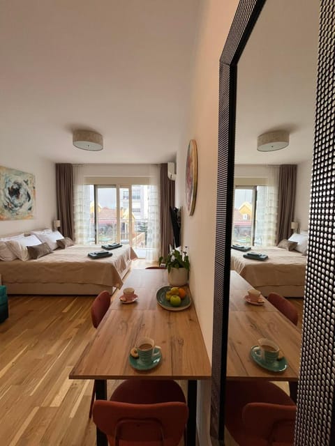 Bed, Photo of the whole room, Seating area, Bedroom, towels, air conditioner