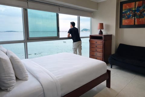 Bed, People, Natural landscape, TV and multimedia, Living room, Photo of the whole room, Seating area, Bedroom, Lake view, River view, group of guests