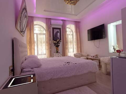 Bed, TV and multimedia, Photo of the whole room, Bedroom