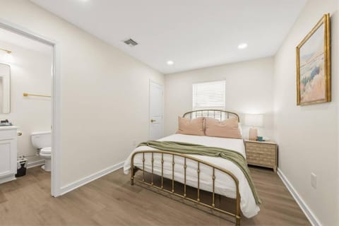 Bed, Bathroom, Photo of the whole room, Bedroom