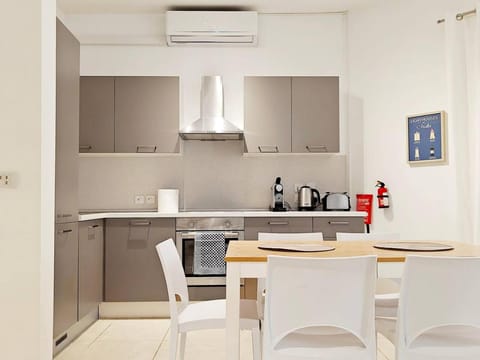 Coffee/tea facilities, Kitchen or kitchenette, Dining area, stove, toaster