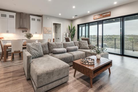 Hot Tub, Dock and View! Lakefront Marble Falls Home House in Lago Vista