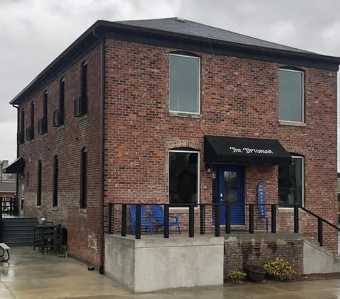 Tipton, IN Hotel-downtown w/ private bed/bathroom Hotel in Tipton