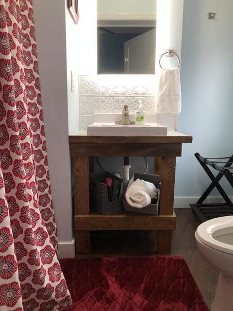 Tipton, IN Hotel-downtown w/ private bed/bathroom Hotel in Tipton