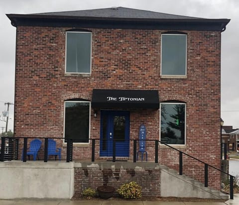 Tipton, IN Hotel-downtown w/ private bed/bathroom Hotel in Tipton