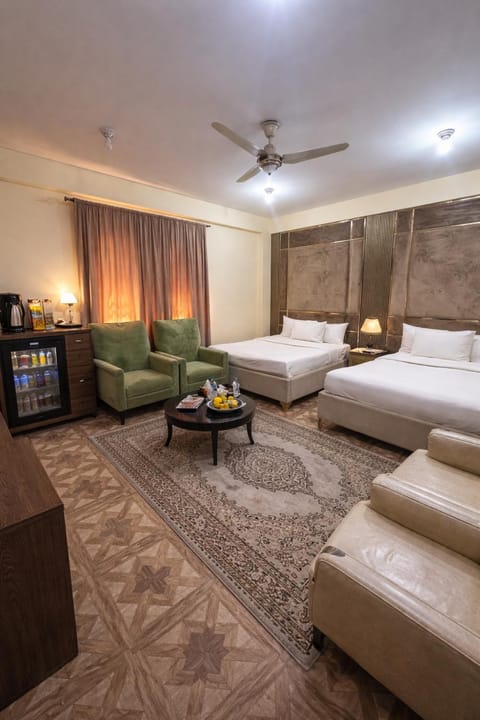Bed, TV and multimedia, Living room, Photo of the whole room, Seating area, Bedroom, fireplace