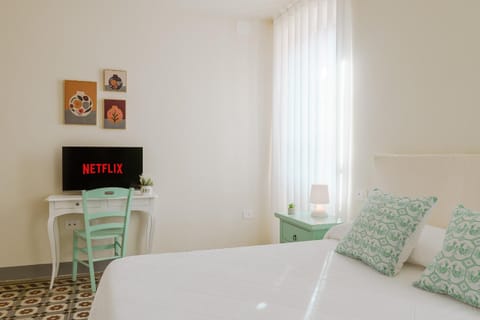 Communal lounge/ TV room, Bed, TV and multimedia, Photo of the whole room, Bedroom