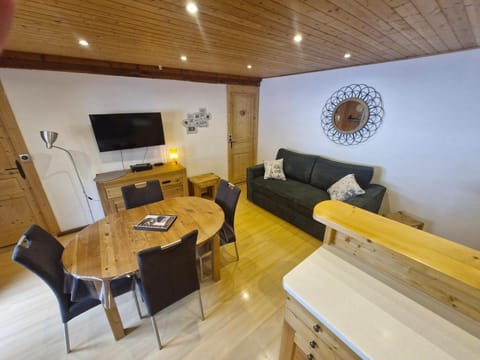 Communal lounge/ TV room, TV and multimedia, Dining area